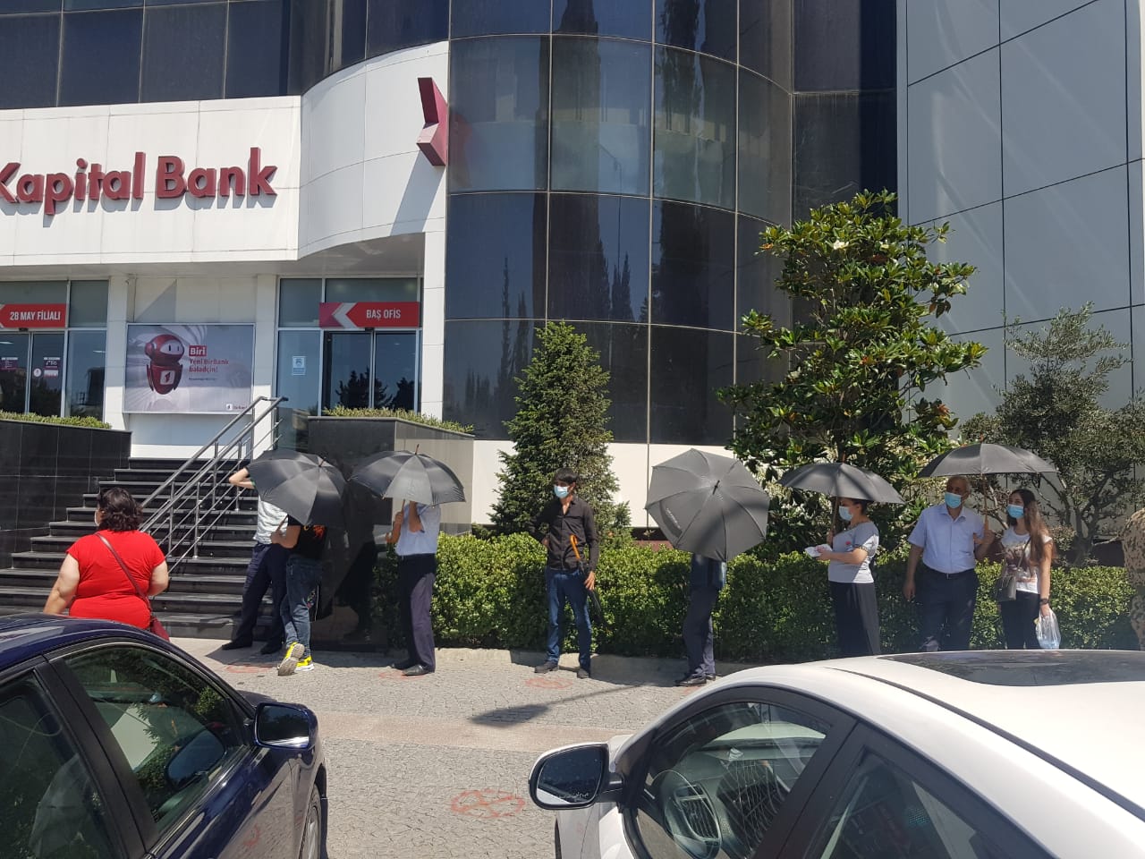 Kapital Bank filialların önündə müştəriləri günvurmadan qoruyur - FOTOLAR