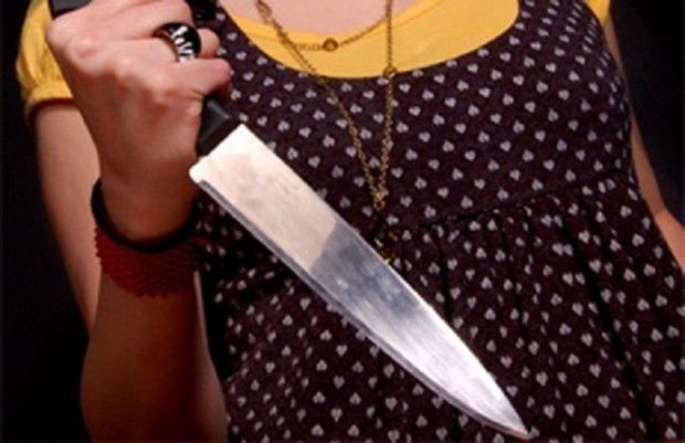 Qazaxda qadın ərini və qayınatasını bıçaqladı
