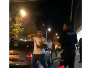 Narkotik qəbul edib, polislərin üstünə bıçaqla gəldi - VİDEO