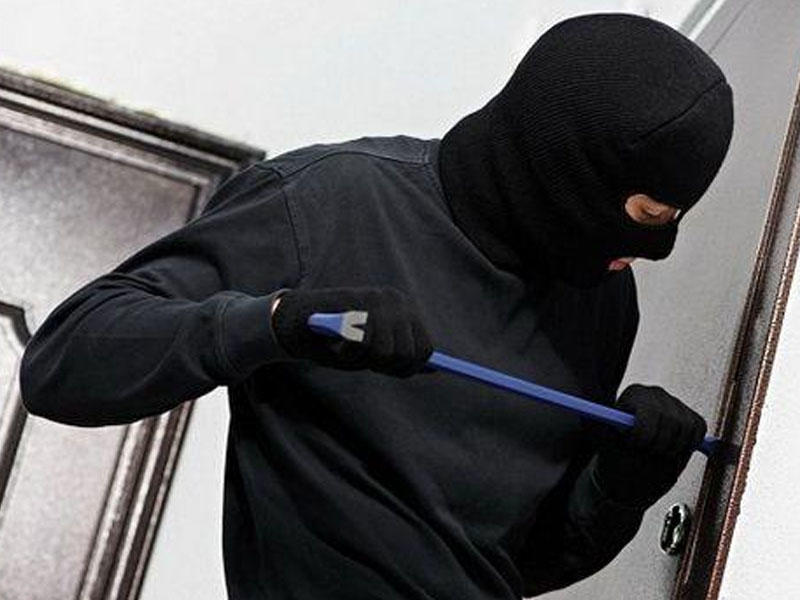 Bakıda yataqxana qarət olundu - 15 min manat apardılar