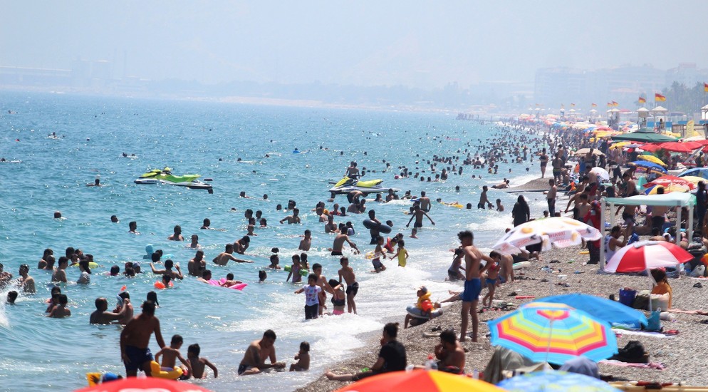 Türkiyənin Antalya şəhərinə turist axını başlayıb