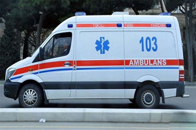 Qazaxda minik avtomobili TIR-a çırpılıb, xəsarət alanlar var