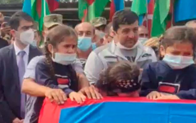 Üç övladı şəhid atanı yola saldı... - Foto