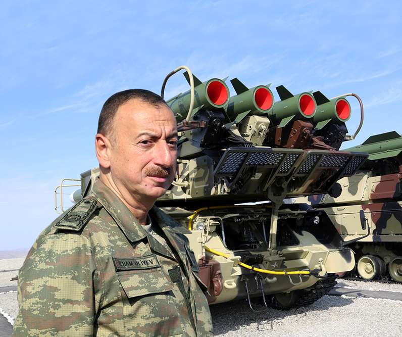 İlham Əliyev şəhid hərbi qulluqçuların ailə üzvlərinə başsağlığı verib