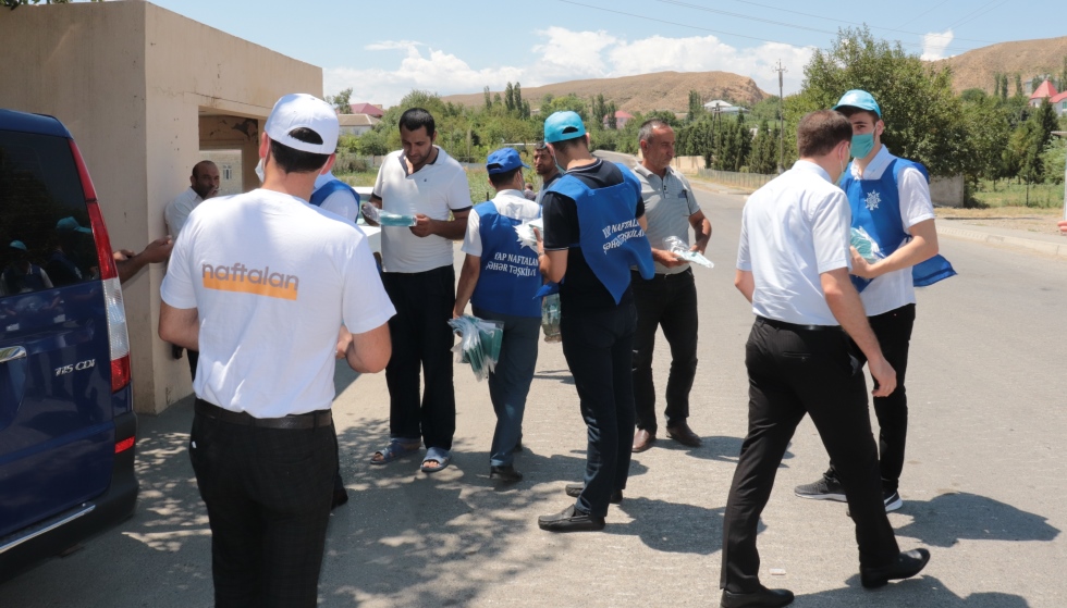 Bakı Tekstil Fabrikindən naftalanlılara qayğı - Sakinlərə tibbi maskalar paylanıldı - FOTOLAR