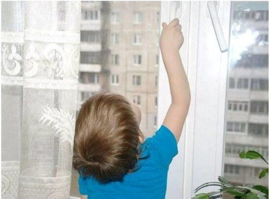 Bakıda uşaq dördüncü mərtəbədən yıxıldı