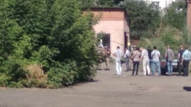 Ukraynada cinayətkar polisi əsir götürüb: əhaliyə və sürücülərə xəbərdarlıq edildi - FOTO