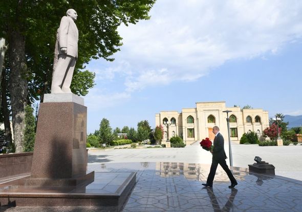 Prezident İlham Əliyev ulu öndər Heydər Əliyevin İsmayıllıdakı abidəsini ziyarət edib – YENİLƏNİB+FOTO