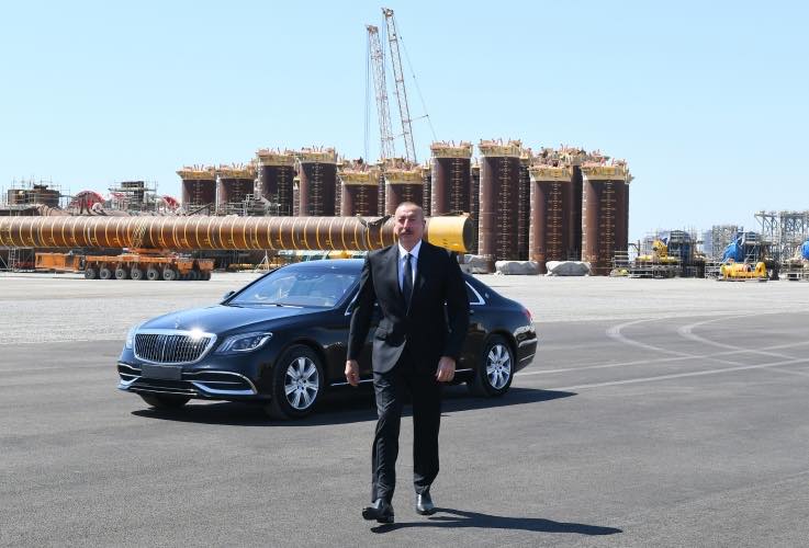 İlham Əliyev “Qarabağ” yatağının dayaq blokunun dənizə yola salınması mərasimində iştirak etdi