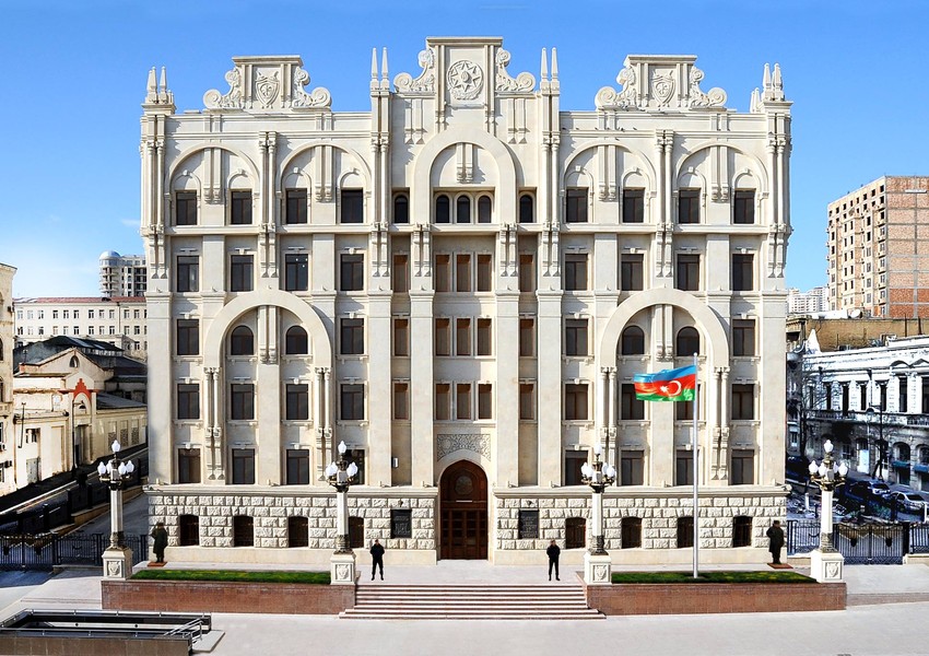 Bakıda bələdiyyə əməkdaşı zibilliyə görə cərimələndi