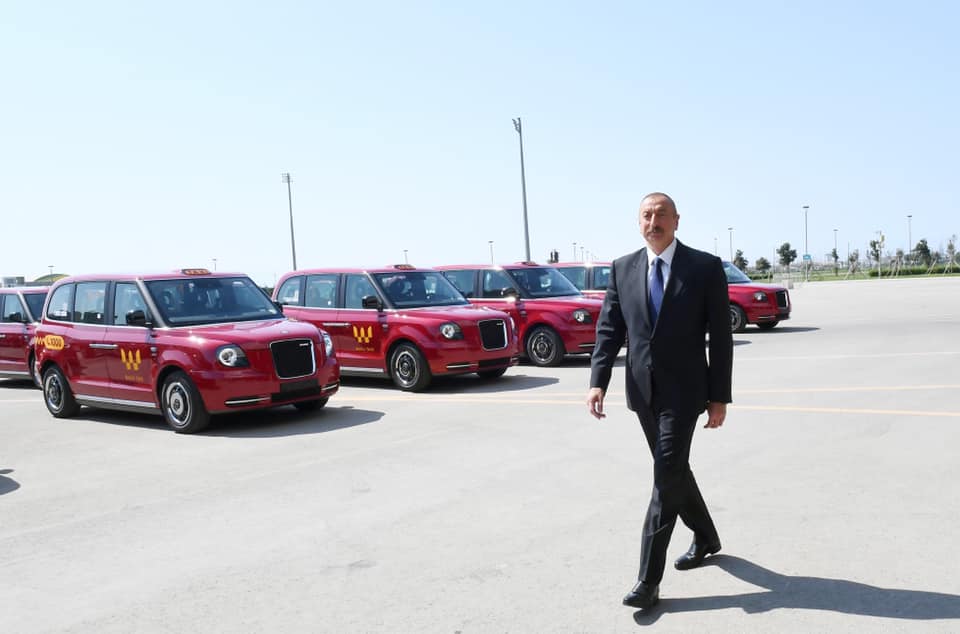 İlham Əliyev Bakıya gətirilmiş TX modelli yeni "London taksi"ləri ilə tanış oldu - FOTOLAR