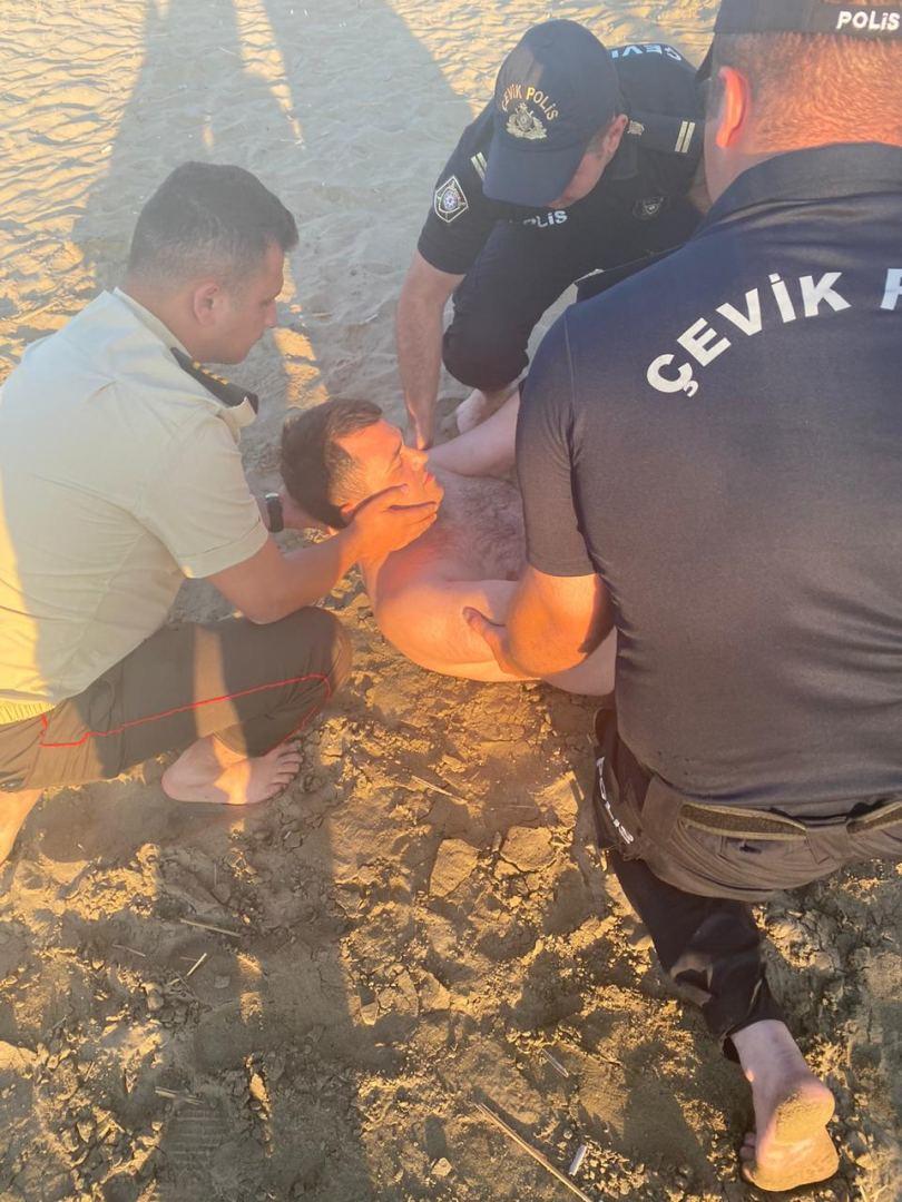 Polislər boğulmaq üzrə olan iki nəfərin həyatını xilas etdilər - FOTO