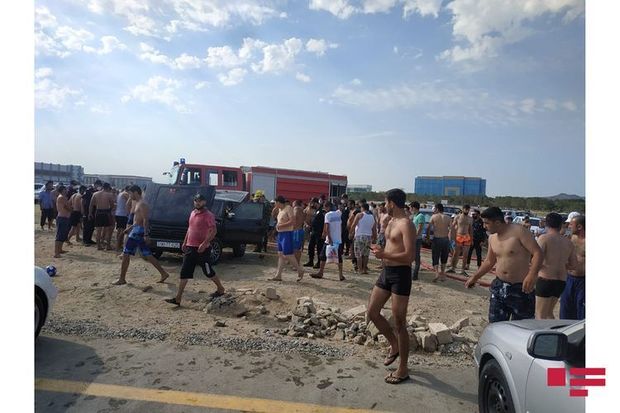 Bakıda çimərlikdə avtomobil yandı - FOTO