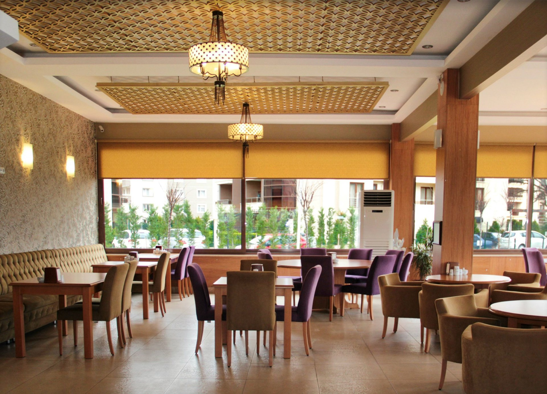 Qapalı xidmət göstərən kafe və restoranlar açılsın - DEPUTAT