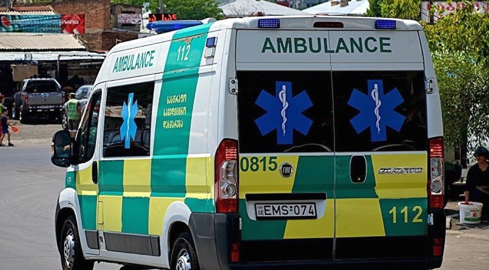 Gürcüstanda mikroavtobus dərəyə aşıb, ölənlər var