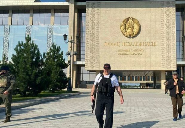 Lukaşenko yenidən əlinə avtomat alıb ictimaiyyət qarşısına çıxdı - FOTO