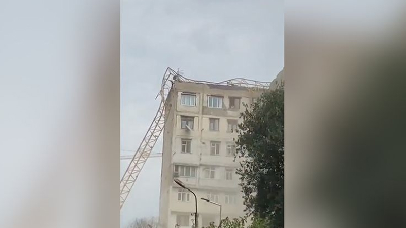 BNA aşan krana görə sürücülərə müraicət etdi -  Azadlıq prospektinə giriş bağlandı