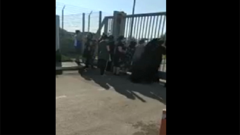 Üç gün əvvəl itən uşağın ailəsi “Ceyranbatan”ın qarşısına toplaşdı - VİDEO