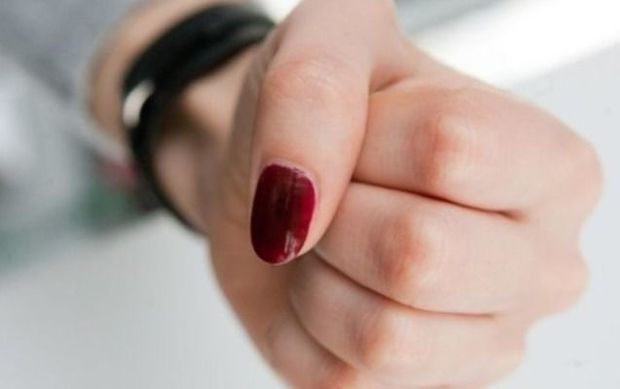 Xaçmazda qadın ona göz vurduğunu iddia etdiyi gözdən əlil şəxsi döydü