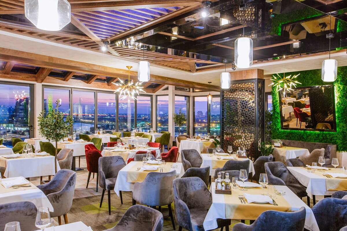 Bu gündən kafe-restoranlar gecə 12-yə qədər işləyəcək