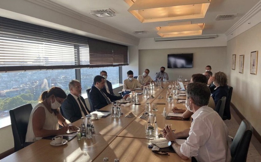 Hikmət Hacıyev İstanbulda beynəlxalq media nümayəndələri ilə görüşdü