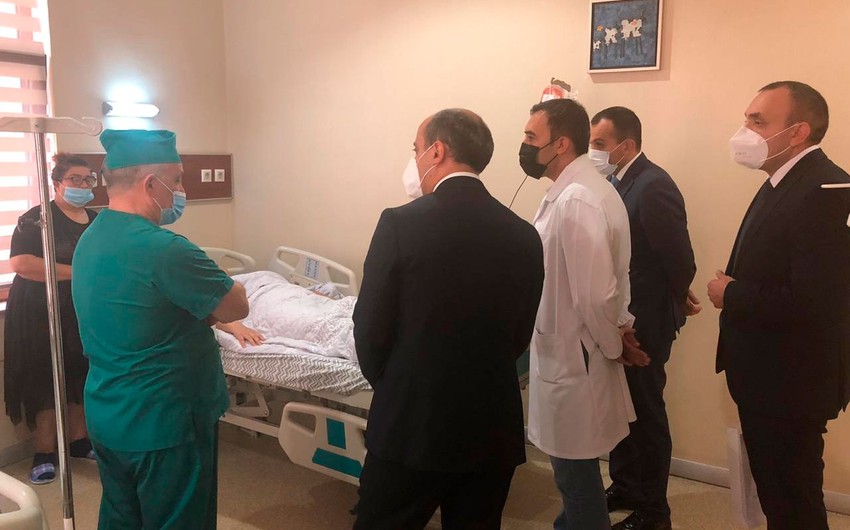 Təhsil naziri özünü məktəb binasından atan şagirdə baş çəkdi - FOTO