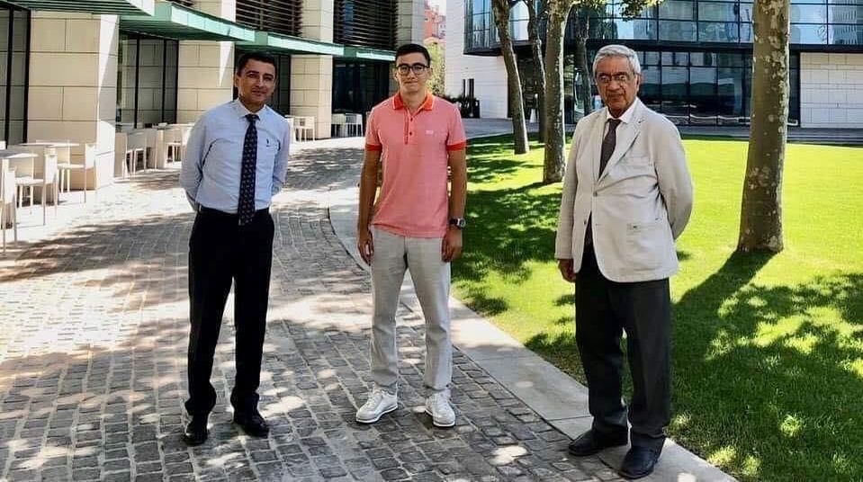 Hafiz Paşayev 700 bal toplayan abituriyent ilə görüşdü- FOTO