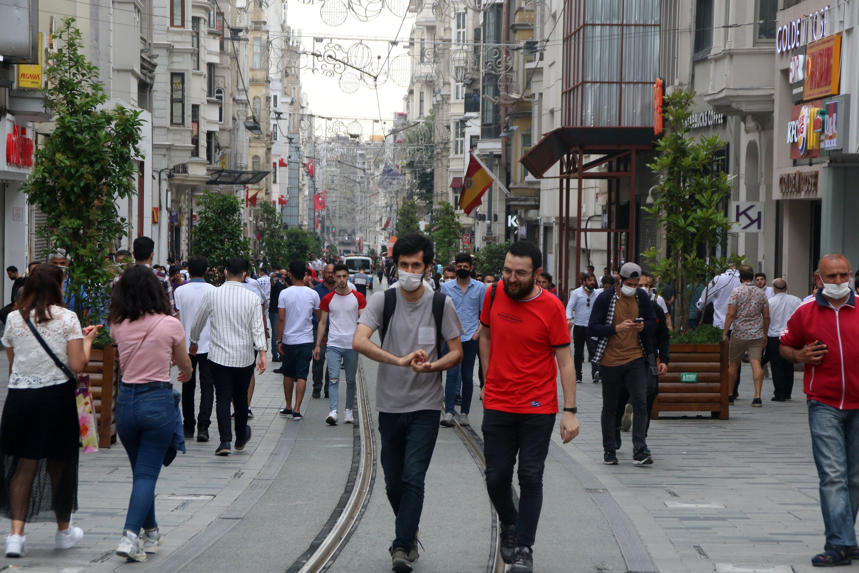 Türkiyədə karantin yenə sərtləşdi - Bu şəhərdə küçəyə çıxmaq qadağan edildi