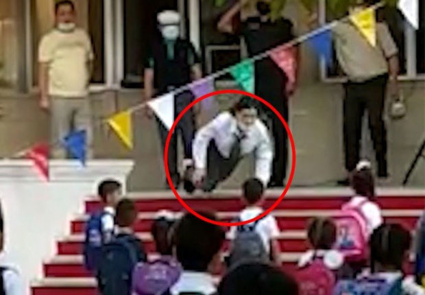 Bakıda məktəbdə himni oxuyan şagird huşunu itirdi, yerə yıxıldı - VİDEO+AÇIQLAMA