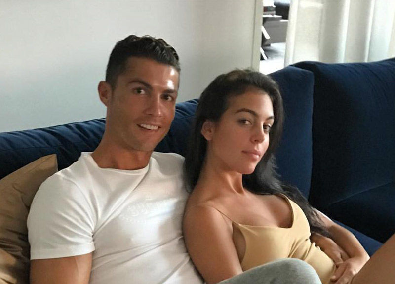 Ronaldonun sevgilisi yarıçılpaq halda makiyaj etdirdi - FOTO