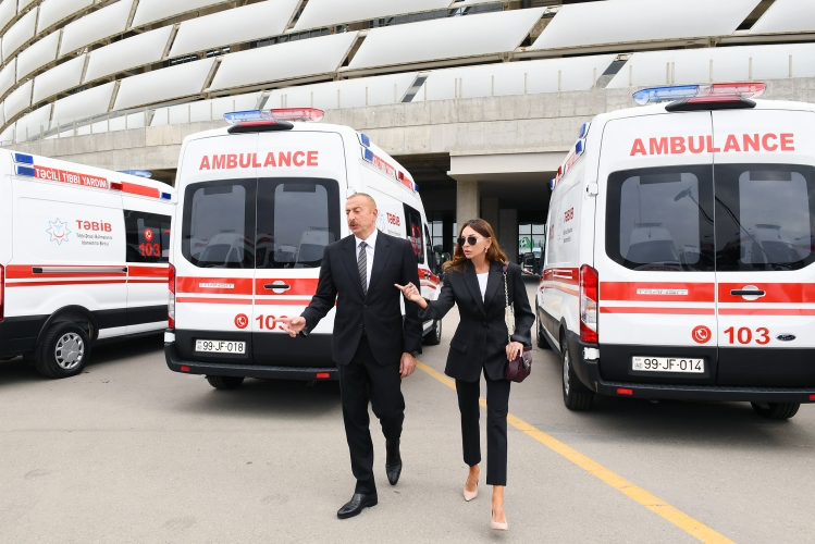 Prezident xanımı ilə yeni təcili yardım maşınlarına baxdı - FOTOLAR