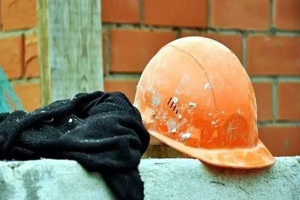 Salyanda fəhlə hündürlükdən yıxıldı, ağır xəsarət aldı