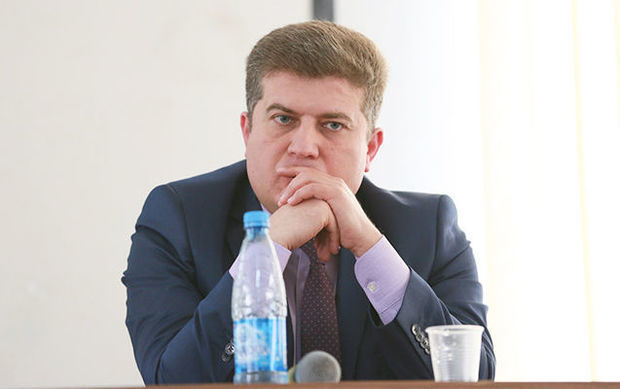 Deputat da “Pikap”ların yığılmasından danışdı
