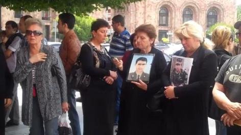 Azərbaycanlı analardan erməni qadınlara: Kişilərinizi Qarabağdan geri çəkin!