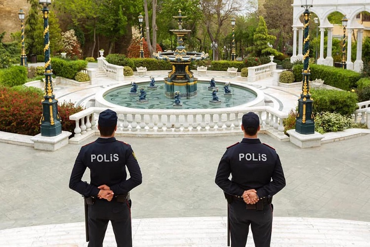 Azərbaycanda komendant saatı başladı