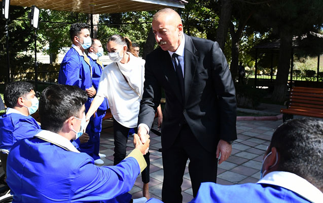 İlham Əliyev və xanımının yaralı hərbçilərlə görüşündən - Fotolar