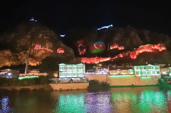 Türkiyədə dağ Azərbaycan bayrağının rənglərinə büründü - FOTO