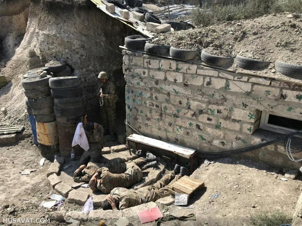 Düşmən ağ bayraq qaldırdı: Əsir götürülən əsgərlərin FOTOLARI