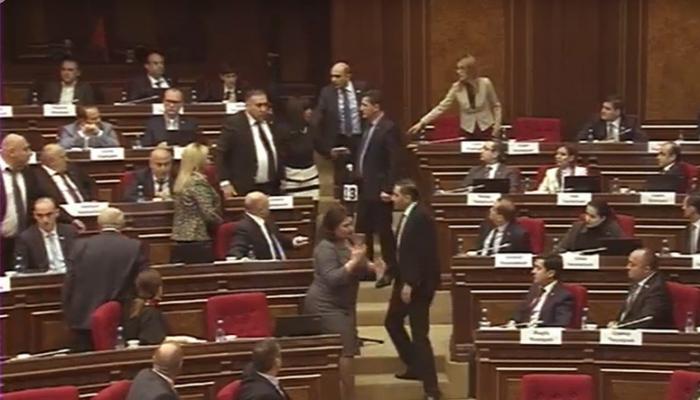 Ermənistan parlamentində jurnalist döyülüb