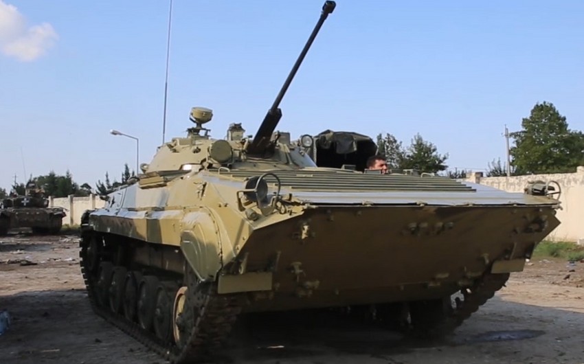 Azərbaycan düşmənin atıb getdiyi tankları rəngləyir - VİDEO