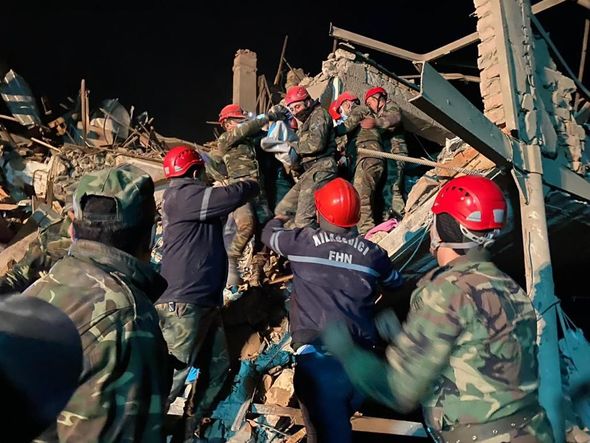 FHN Gəncədə dağıntılar altından çıxarılanlarla bağlı məlumat yaydı - FOTO