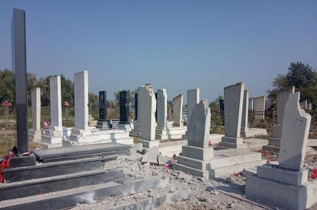 Ermənilərin atdığı top və raket mərmiləri Ağdam və Tərtərin kənd məzarlıqlarını dağıdıb - FOTO