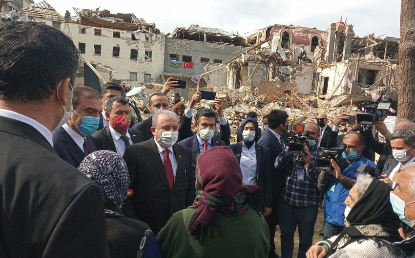 Türkiyə parlamentinin sədri Gəncə terrorundan zərərçəkmişlərə baş çəkib
