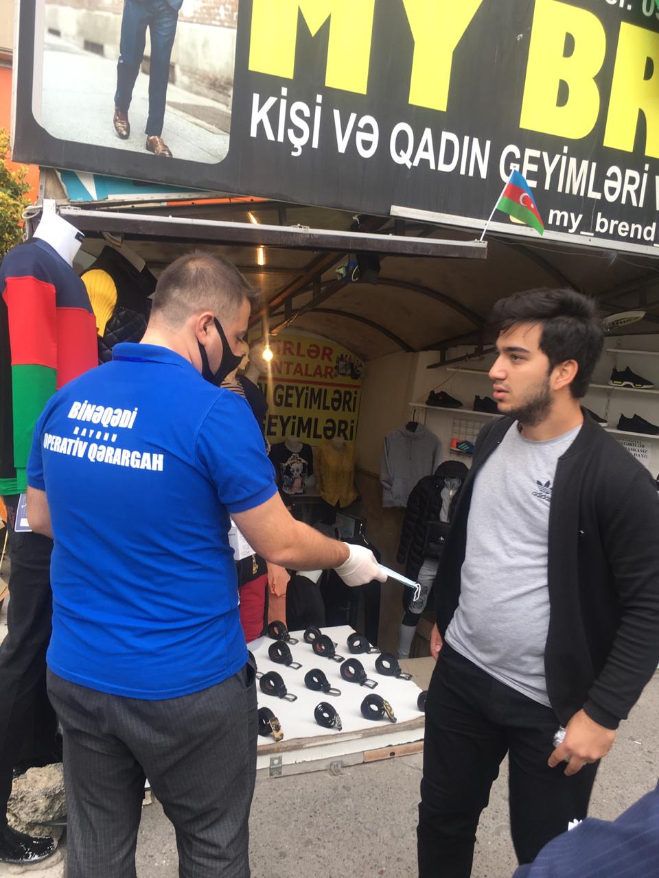 Binəqədi rayonunda qoruyucu tibb maskaların paylanılması davam etdirilir - FOTOLAR