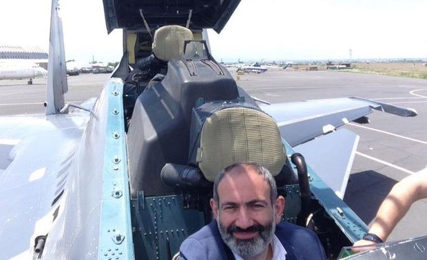 Paşinyanın selfi çəkdirdiyi hərbi texnikalar bir-bir məhv edilir - FOTO