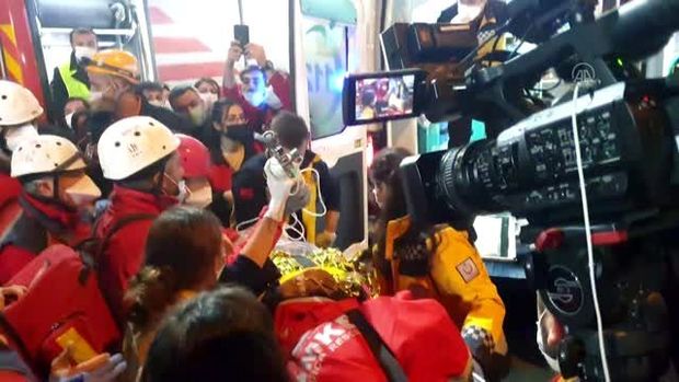 İzmir zəlzələsində möcüzə: 33 saatdan sonra dağıntılar altından sağ çıxdı - VİDEO