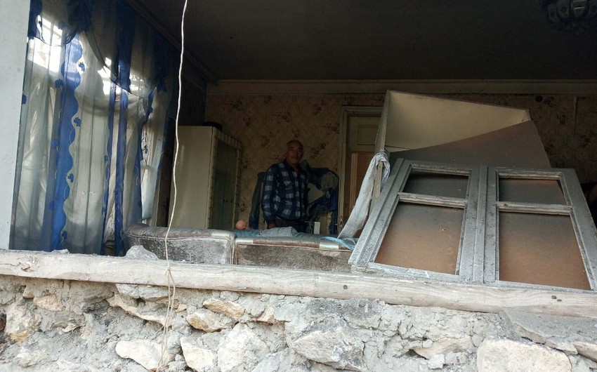 Düşmənin atdığı mərmi Ağdamda evə düşdü - FOTO