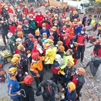 90 saatdan sonra Aylanı dağıntılar altından çıxaran xilasedici o anları paylaşdı - FOTO - VİDEO