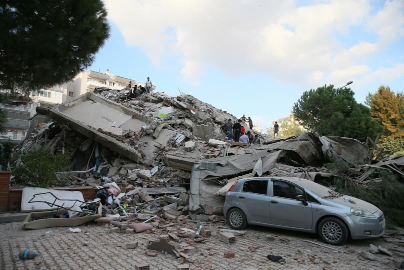 İzmirdə zəlzələ nəticəsində ölənlərin sayı 114 nəfərə çatıb
