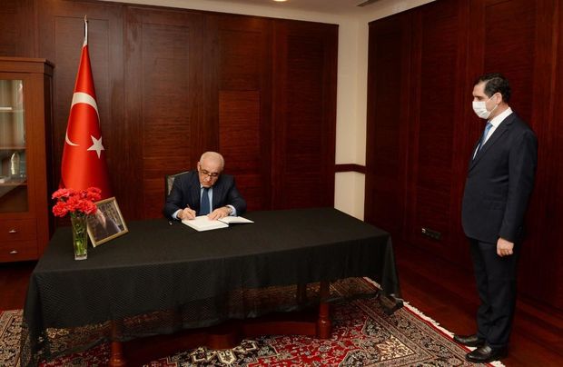 Əli Əsədov Məsud Yılmazın vəfatı ilə əlaqədar Türkiyə səfirliyində başsağlığı verib
